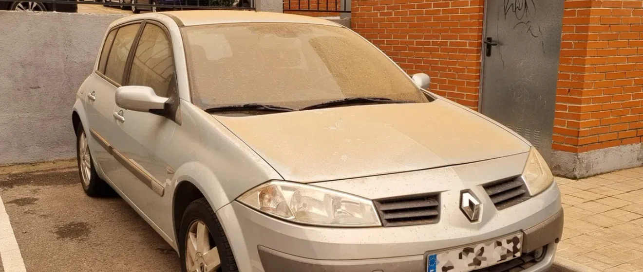 Coche parado lleno de polvo | Desguace Pablo e Hijos